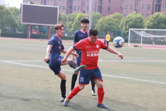 塔克面对双人防守精彩反击，完成2+1进球